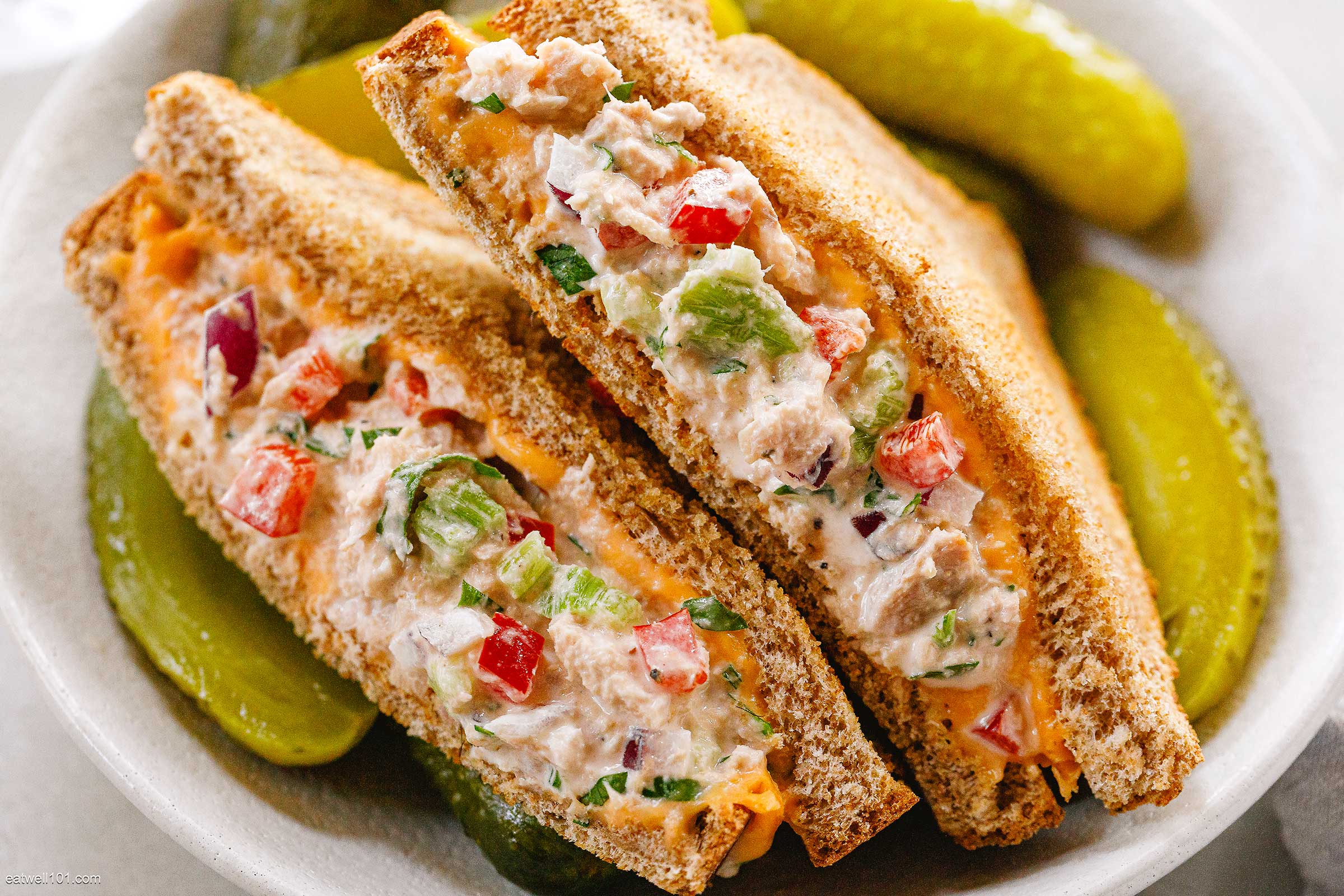 Vegetable sandwich with tuna and mayonnaise